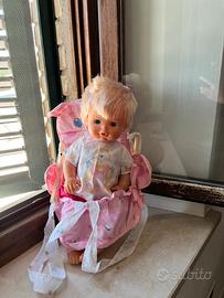 Bambola con marsupio