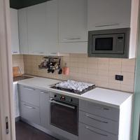 Cucina completa ad angolo con elettrodomestici