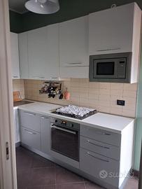 Cucina completa ad angolo con elettrodomestici