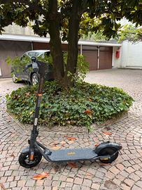 Monopattino elettrico Segway Ninebot F2 E