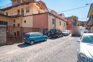 Magazzino con due appartamenti 49-380