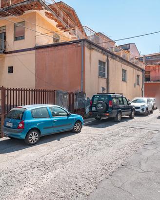 Magazzino con due appartamenti 49-380