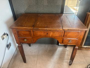 Scrittoio antico in legno con vani contenitori