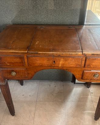 Scrittoio antico in legno con vani contenitori
