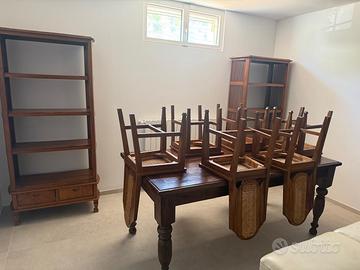 Soggiorno antico con tavolo