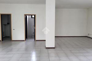 NEGOZIO A GRUMELLO DEL MONTE