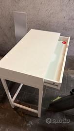 Scrivania IKEA bianca piccola e versatile