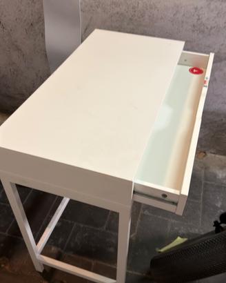Scrivania IKEA bianca piccola e versatile