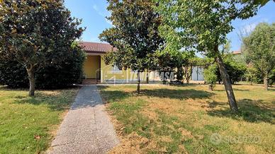 VILLA INDIPENDENTE CON MAGAZZINO E TERRENO