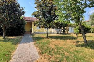 VILLA INDIPENDENTE CON MAGAZZINO E TERRENO