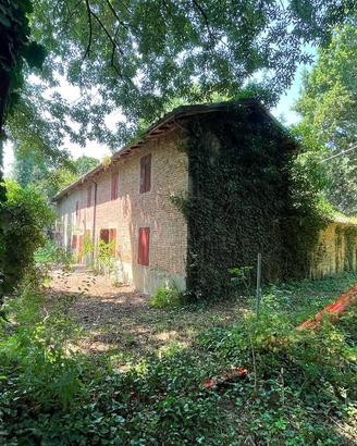 Rustico / Casale di 401 m² con più di 5 locali a B