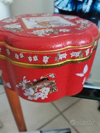 Scatola di latta con carillon