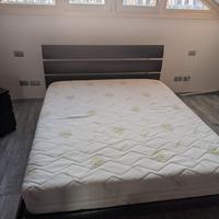 Letto matrimoniale e comodini