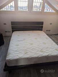 Letto matrimoniale e comodini