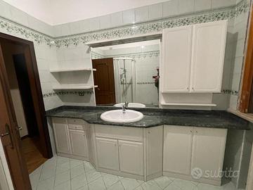 Composizione bagno in laccato