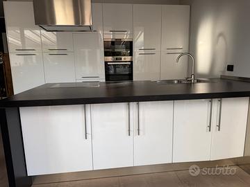 Cucina lineare e penisola IKEA