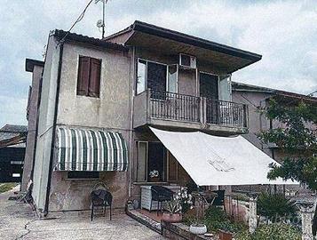 Immobile in asta di 237 m² con 4 locali e box auto