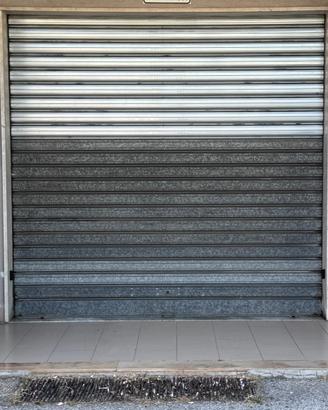 Locale deposito con bagno, soppalco e utenze