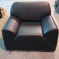 Poltrona , divano  e poltroncina in pelle