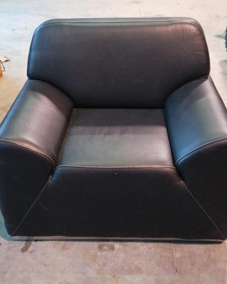 Poltrona , divano  e poltroncina in pelle