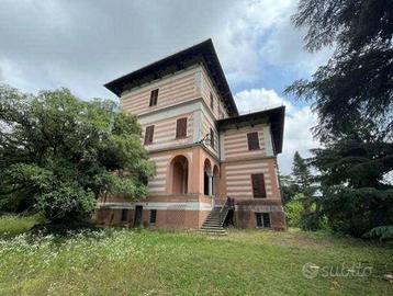 Immobile in asta di 671 m² con più di 5 locali a N