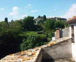 Bel cielo terra con panorama in antico borgo