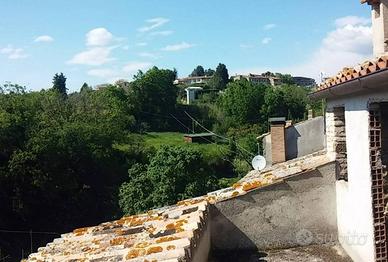 Bel cielo terra con panorama in antico borgo