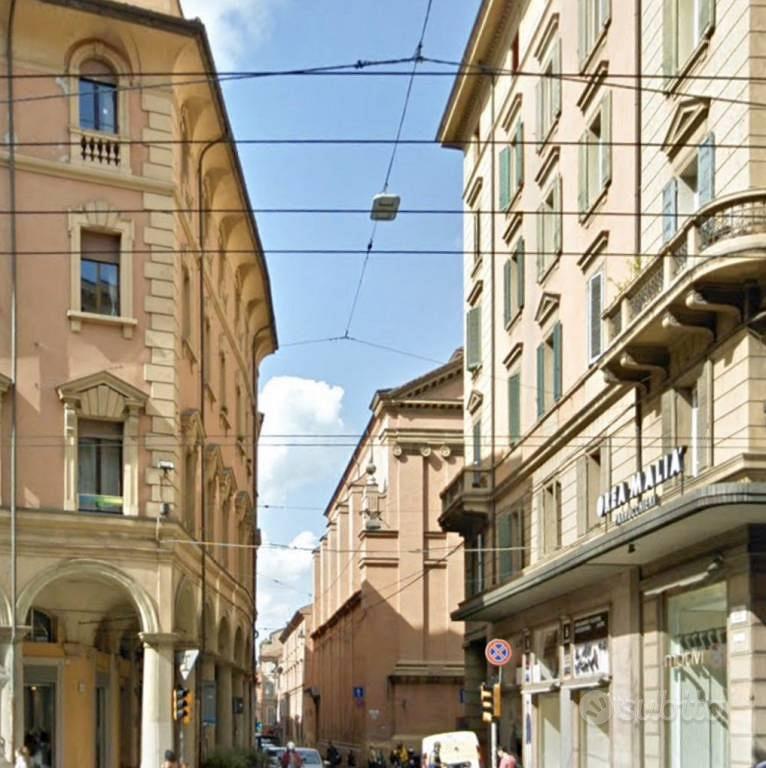 Attività / Licenza di 185 m² con 5 locali a Bologn