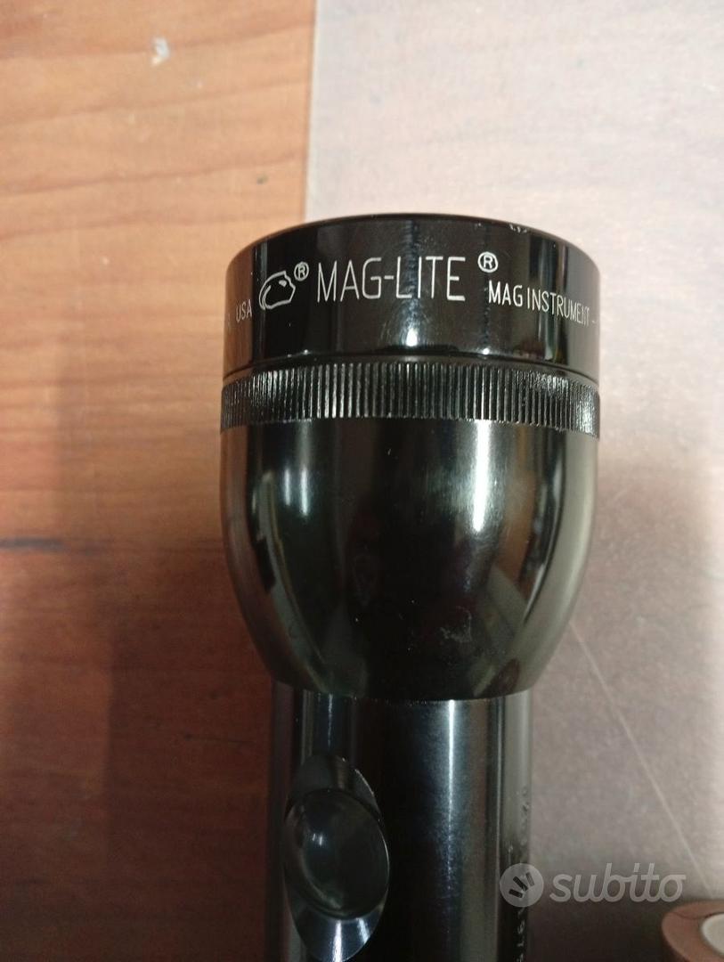 Torcia Maglite Super Mini R3 Con Custodia | Grigia, 12.7 Cm | Funziona Con 2 Batterie AAA | Leggera E Compatta | Per Casa, Auto E Campeggio