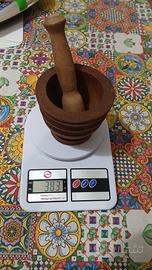 mortaio e pestello realizzati in legno 