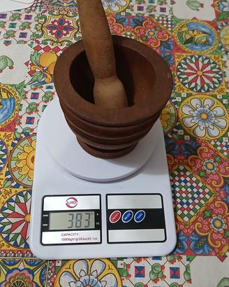 mortaio e pestello realizzati in legno 