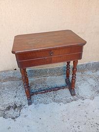 Tavolino in noce antico