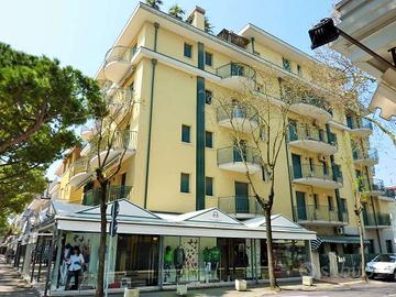 Trilo piano terra doppi servizi p.zza aurora