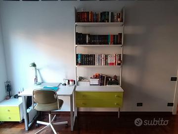 Zona studio lavoro libreria e scrivania