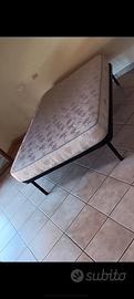 Letto da una piazza e mezza, rete più materasso. 