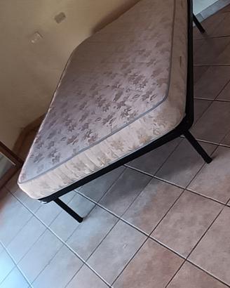 Letto da una piazza e mezza, rete più materasso. 