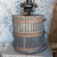 Torchio con basamento in pietra di Luserna