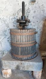 Torchio con basamento in pietra di Luserna