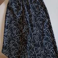 Pantaloni neri con fantasia