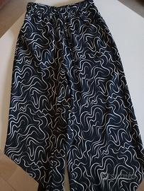 Pantaloni neri con fantasia