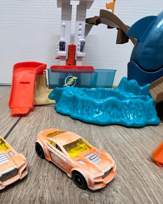 Pista hot wheels con squalo