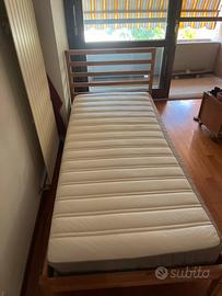 Letto in legno con materasso