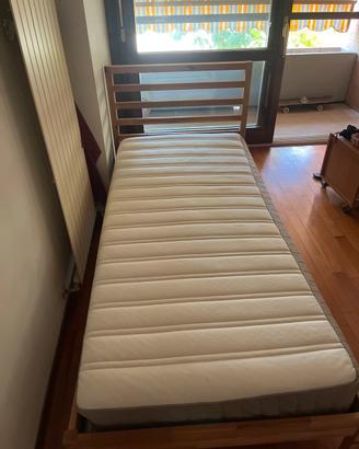 Letto in legno con materasso