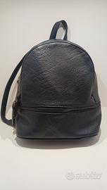 Zainetto blue navy ideale per viaggiare in aereo