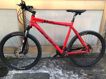 Bicicletta mountain bike