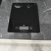 bilancia moderna nera