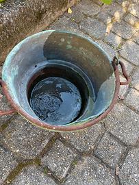 Vecchia pentola x arredo giardino