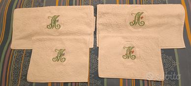 Salviette bianche con ricamo a mano