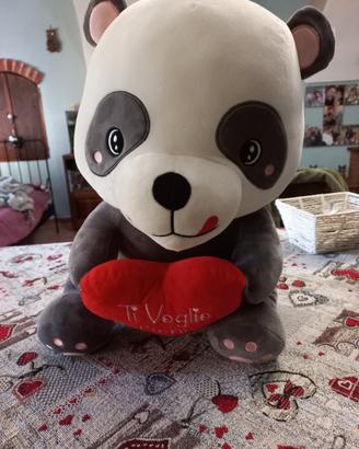 pupazzo panda con cuore
