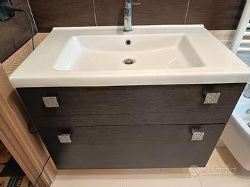 Lavandino, mobile, specchio per il bagno